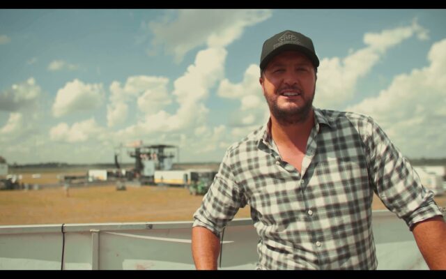 Luke Bryan Changes Tire for Stranded Mother in Columbia
